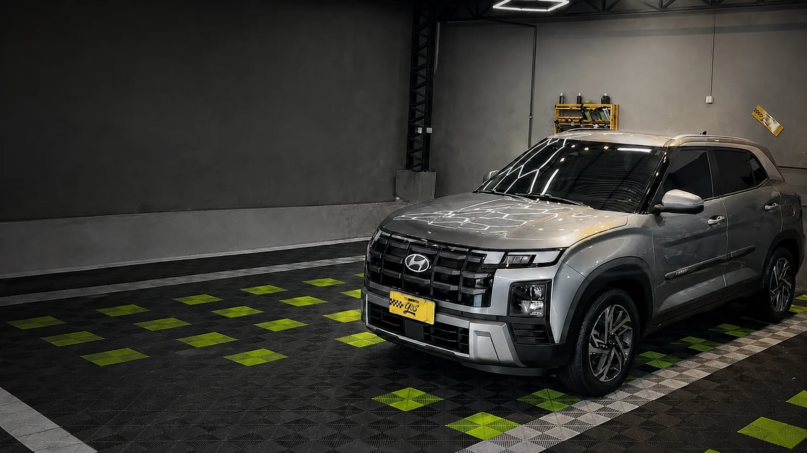 Hyundai Creta cinza finalizada no box do Studio G85