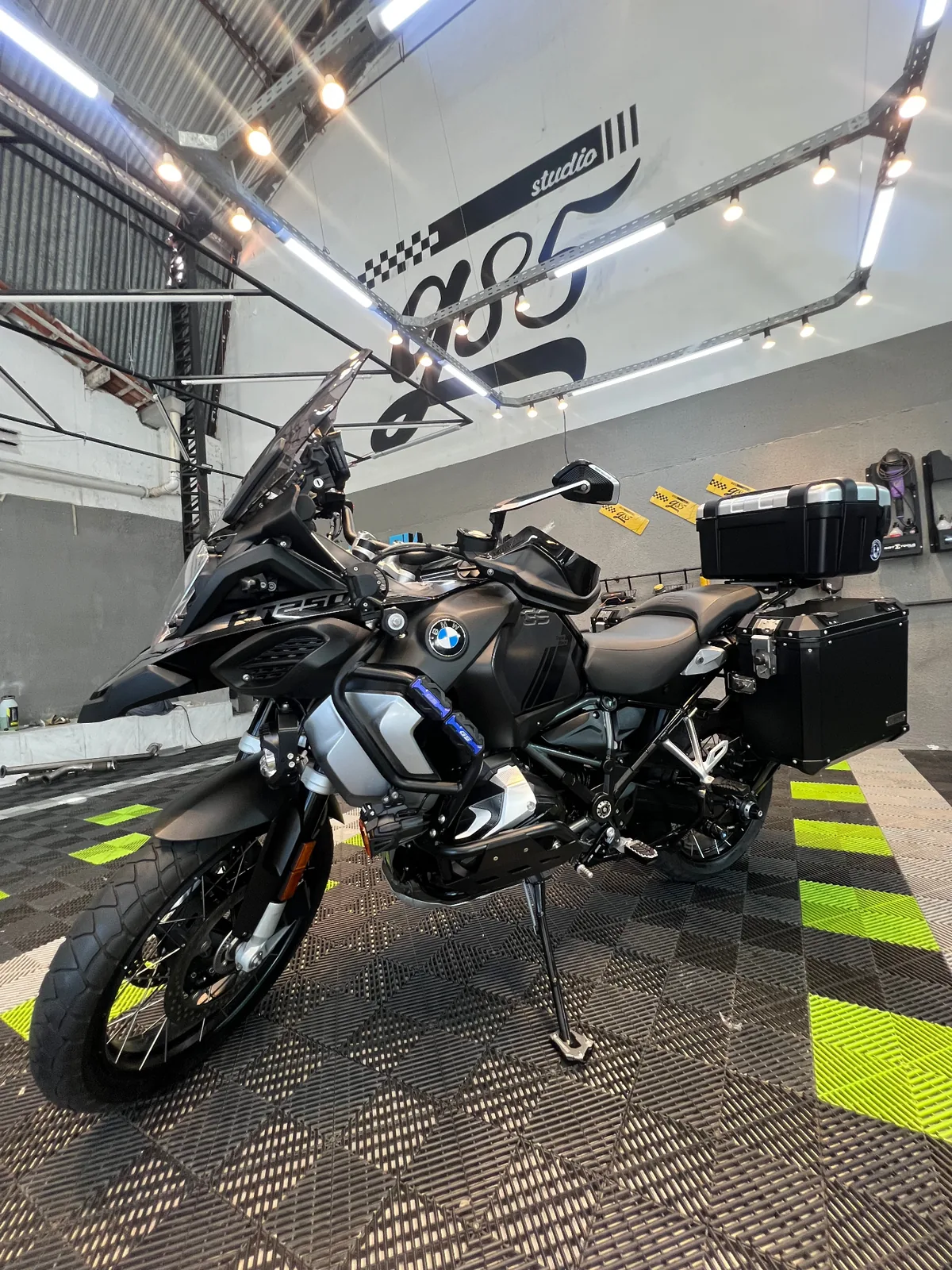 BMW GS Adventure preta com proteção completa