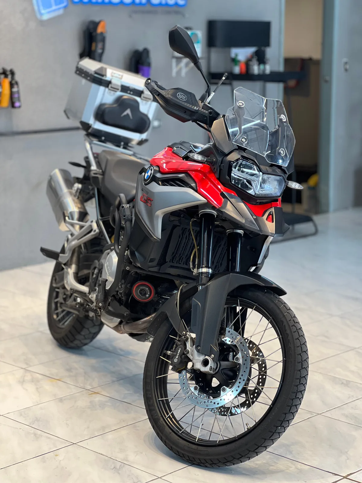 BMW R1250 GS com película e acessórios aplicados no Studio G85