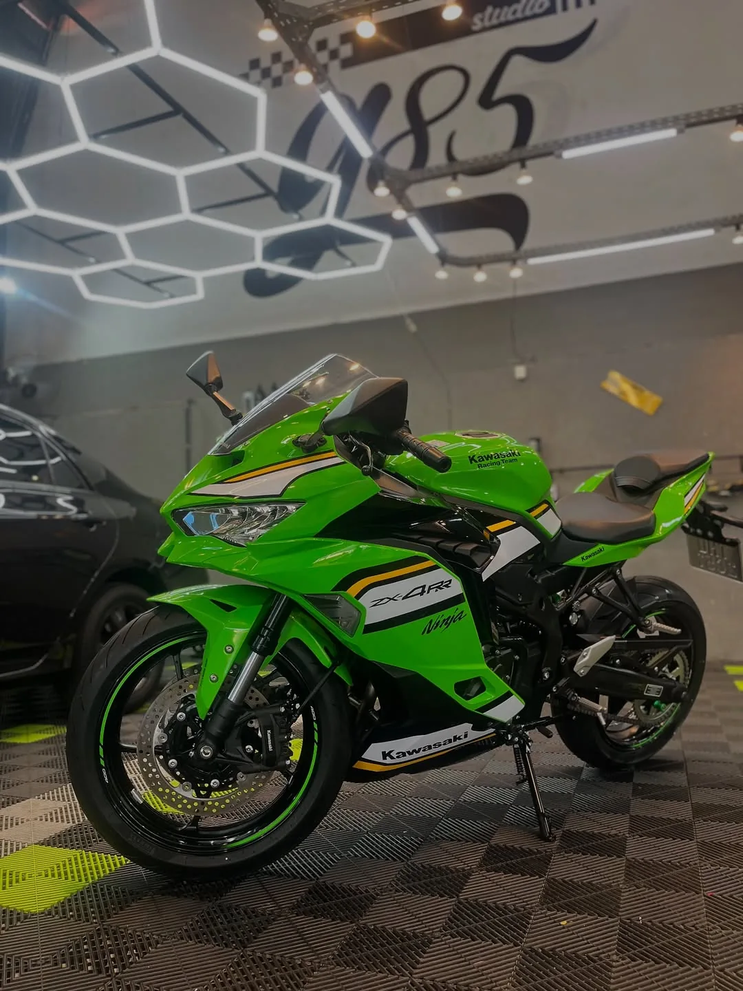 Kawasaki Ninja ZX-4RR verde finalizada no Studio G85