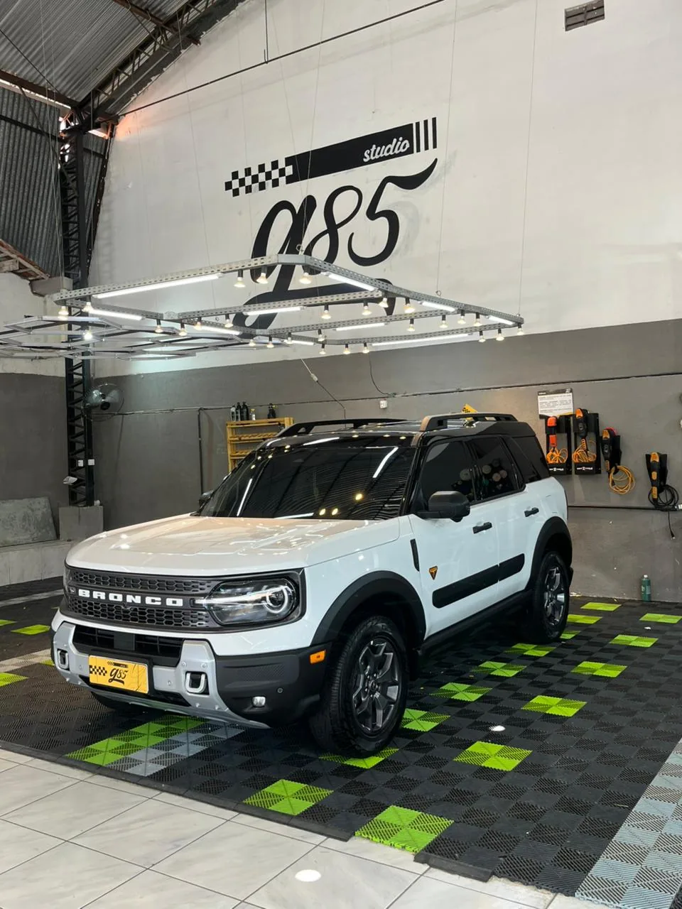 Ford Bronco Sport branco com proteção completa