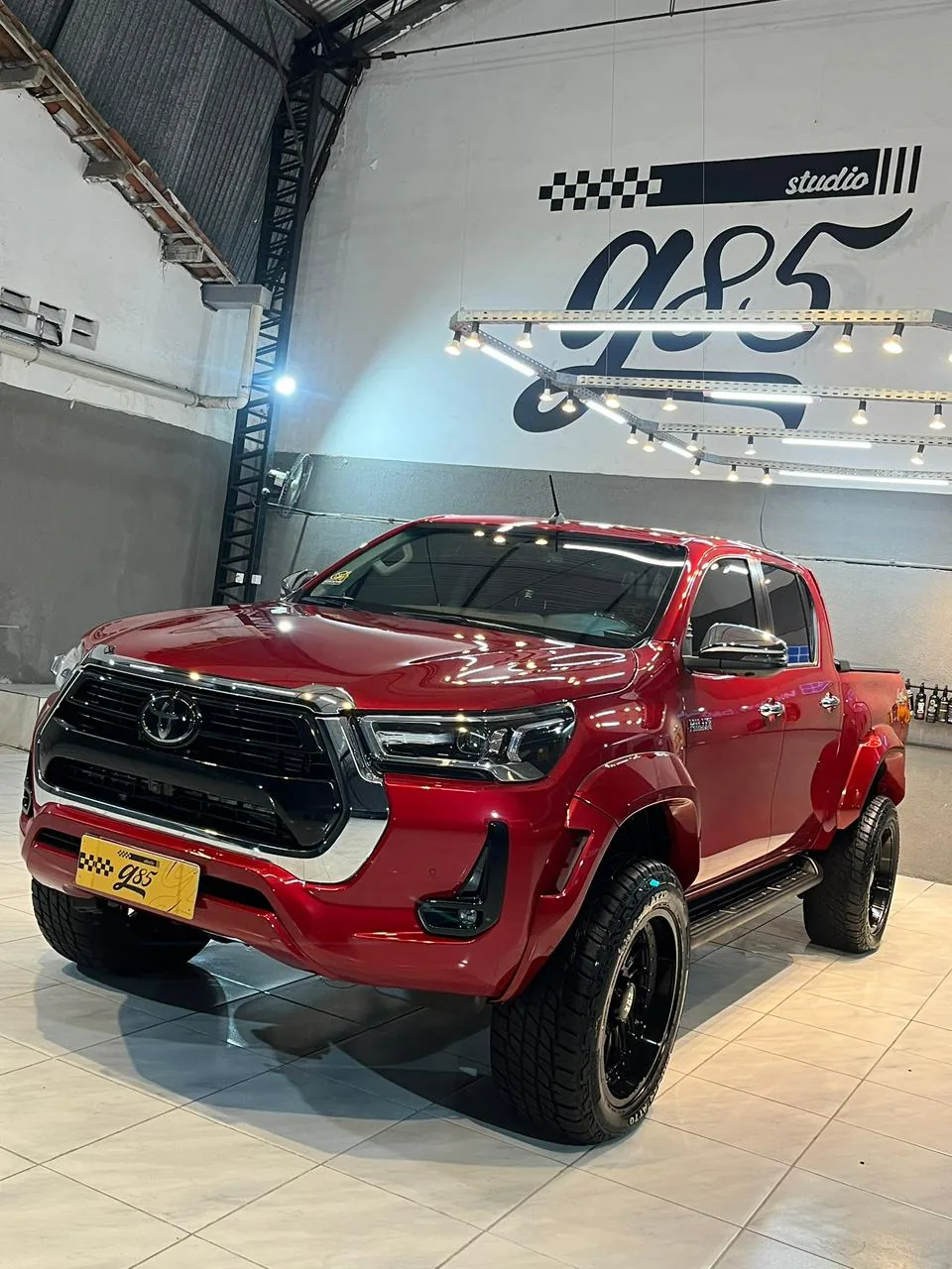 Toyota Hilux vermelha finalizada no Studio G85
